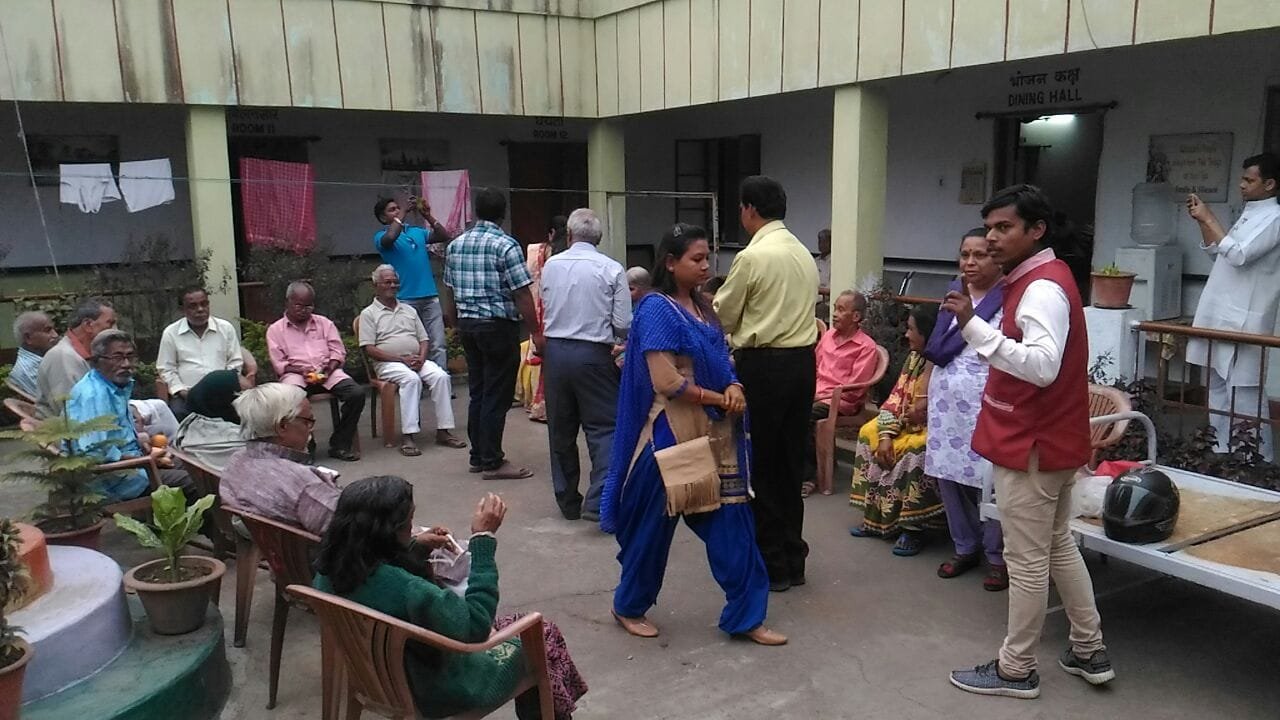 09- वृद्धा आश्रम में फल का वितरण 10-02-2018