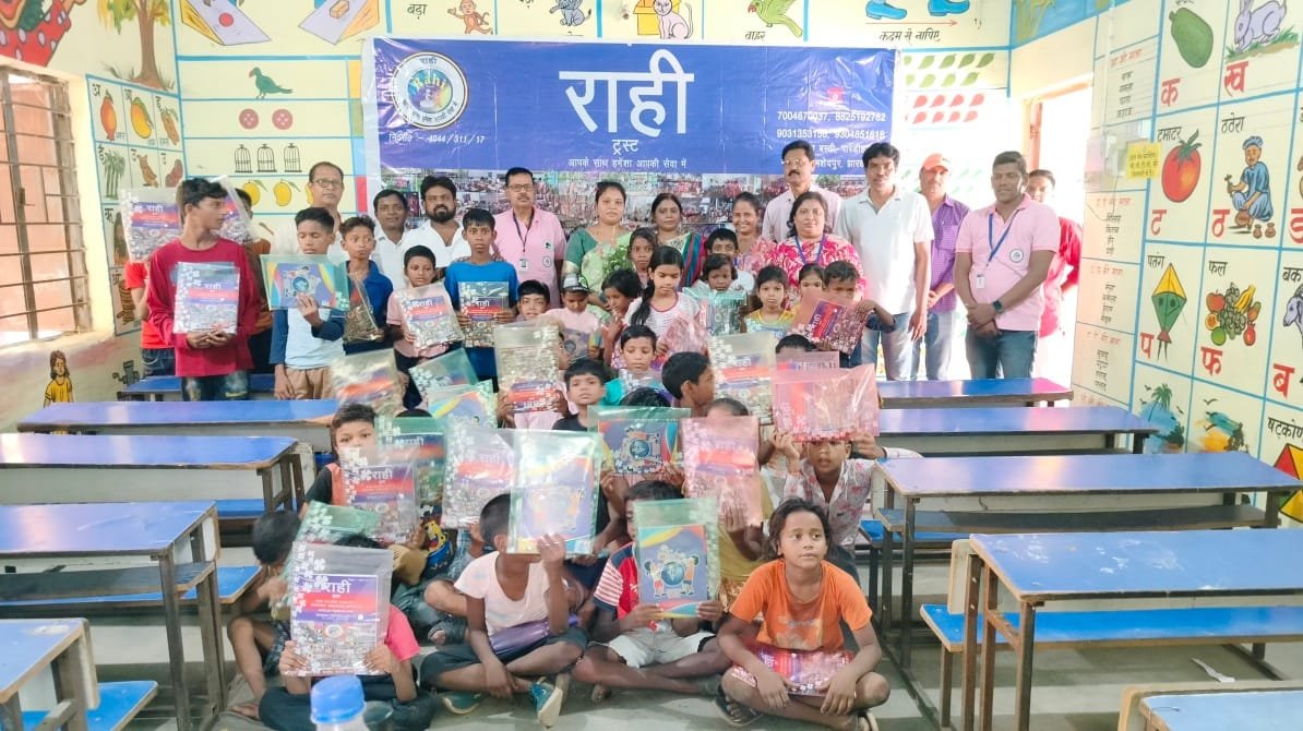 राही ट्रस्ट के माध्यम से पाठ्य सामग्री का वितरण किया गया