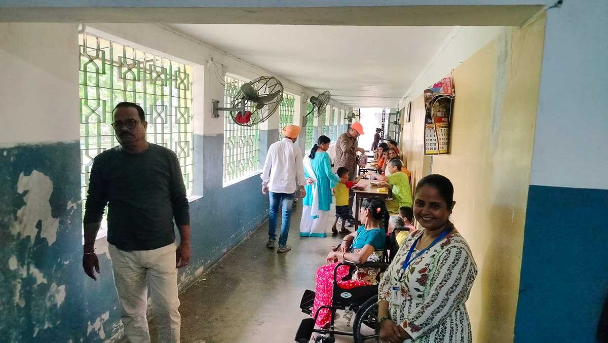 राही ट्रस्ट के द्वारा चेशायर होम में खाद्य सामग्री का वितरण