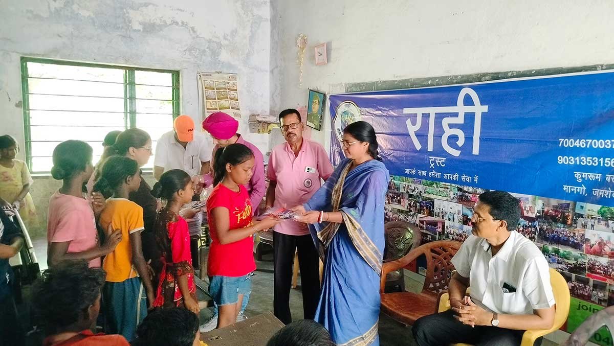 राही ट्रस्ट के द्वारा पाठ्य सामग्री का वितरण