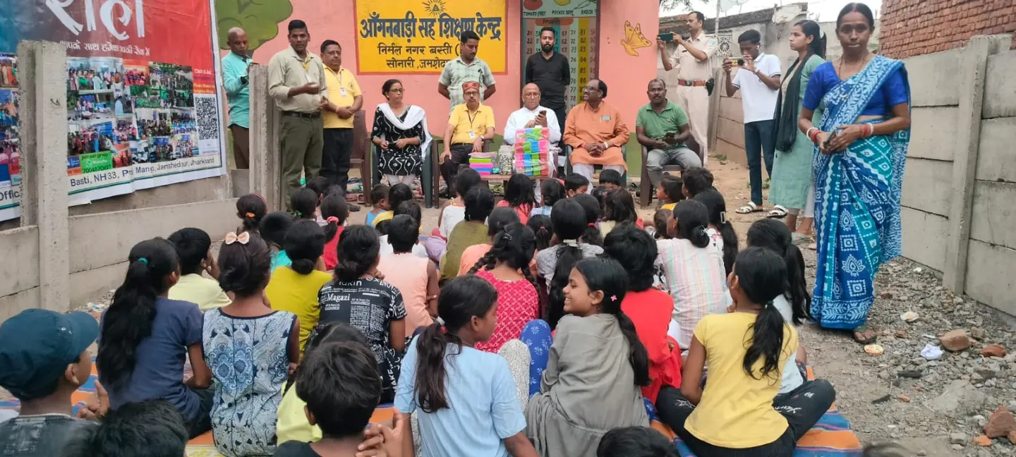 सोनारी के आंगनबाड़ी सह शिक्षण केंद्र में बच्चों के बीच में पाठय सामग्री का वितरण किया गया